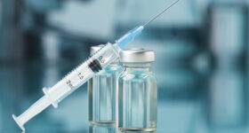 encourageons les personnes à risque à se faire vacciner. La vaccination contre le Covid-19 et celle contre la grippe sont recommandées pour : les personnes de plus de 65 ans les personnes vivant dans un établissement de soins ou une maison de repos les femmes enceintes, quel que soit le stade de la grossesse les personnes avec un IMC égal ou supérieur à 40 les personnes immunodéprimées ou avec comorbidités. les personnes actives dans le secteur des soins, au sens large. les personnes vivant dans le même foyer qu’un patient sévèrement immunodéprimé. Une attention particulière est à accorder aux personnes entre 50 et 65 ans avec une consommation excessive d’alcool, ou des antécédents de tabagisme. Plus d'information sur : https://www.jemevaccine.be/